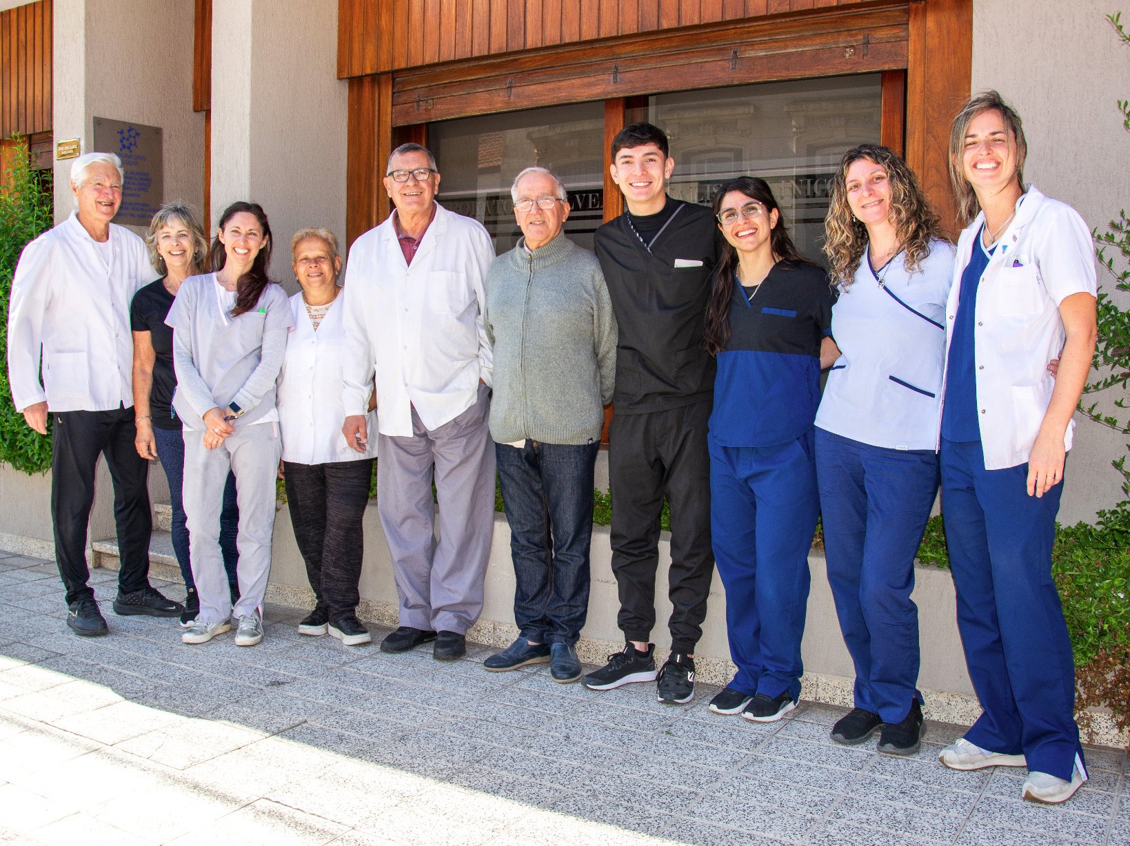 Equipo profesional de Laboratorio Alvear trabajando en análisis clínicos